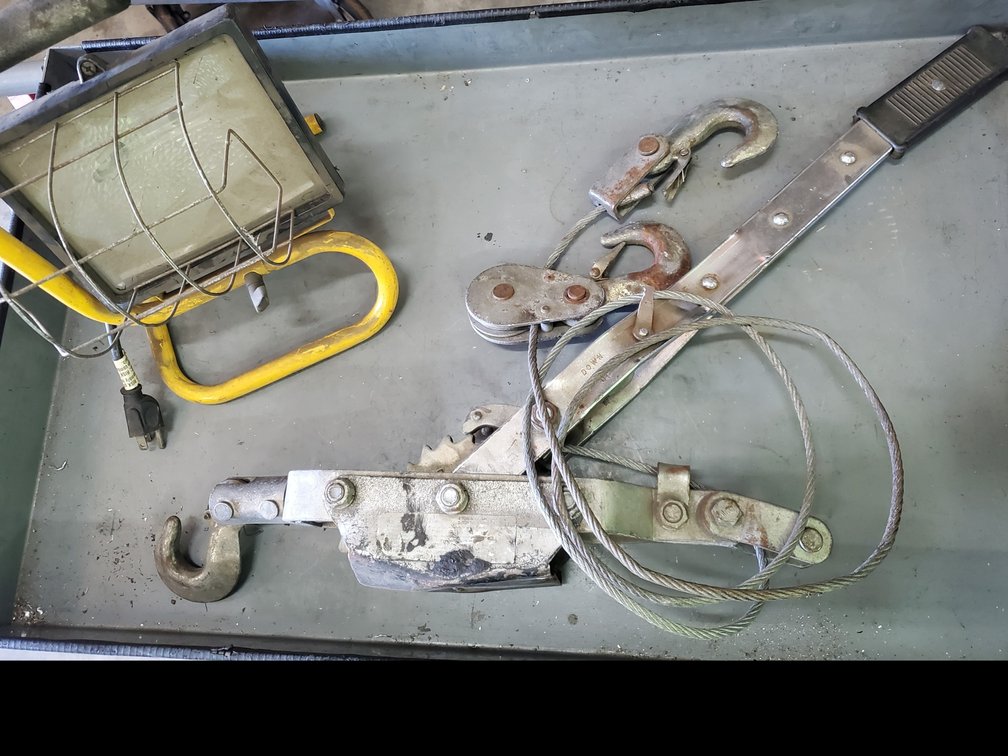 Lot 79: Heavy duty cable puller and work light