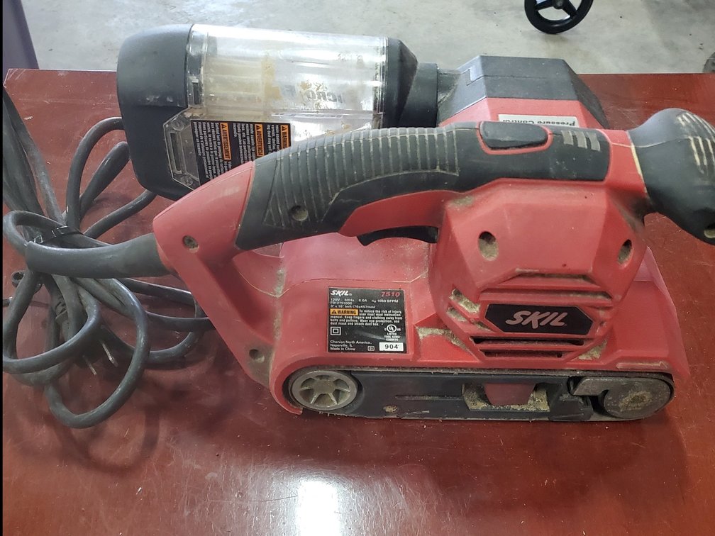 Lot 73: Skil belt sander with filter