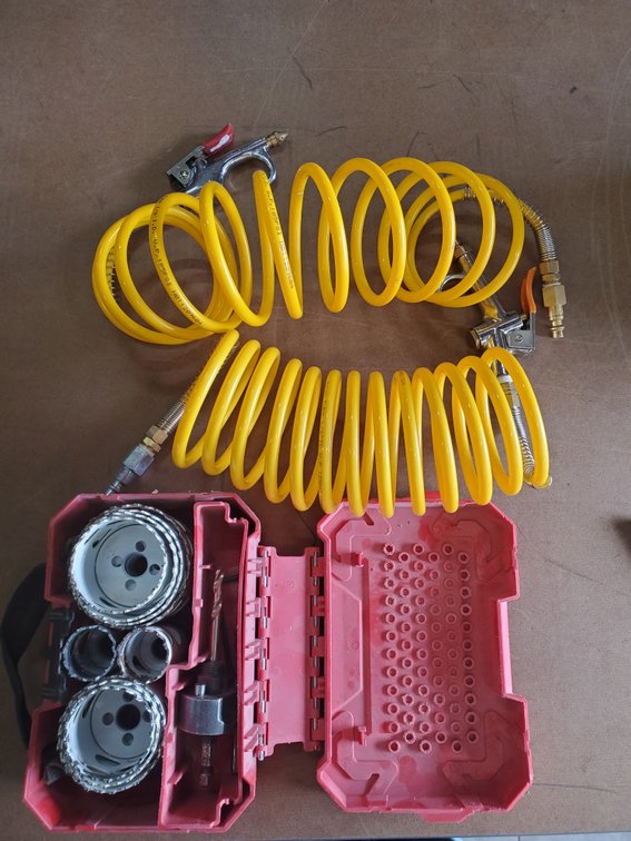 Lot 24: Milwaukee hole saw kit and 2 air hose with nozzle