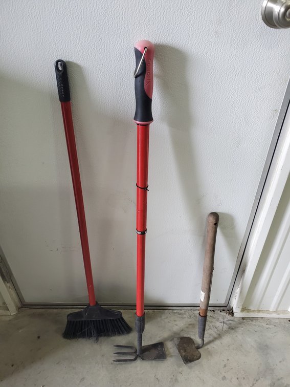 Lot 132: Lot of shorter hand tools