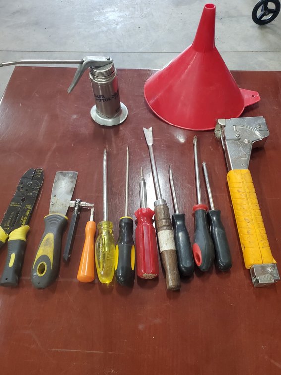 Lot 141: Lot of tools, oiler and funnel