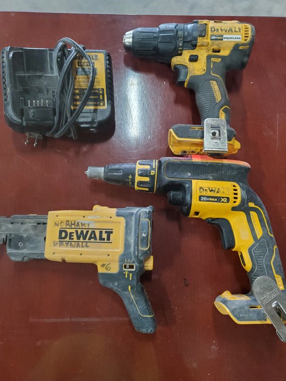 Lot 18: DeWalt 20V Cordless Drill Driver & Drywall Screwgun Kit w Bag Charger