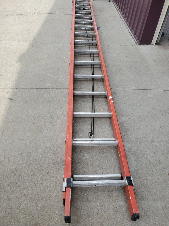 Lot 51: Werner 32ft extension ladder