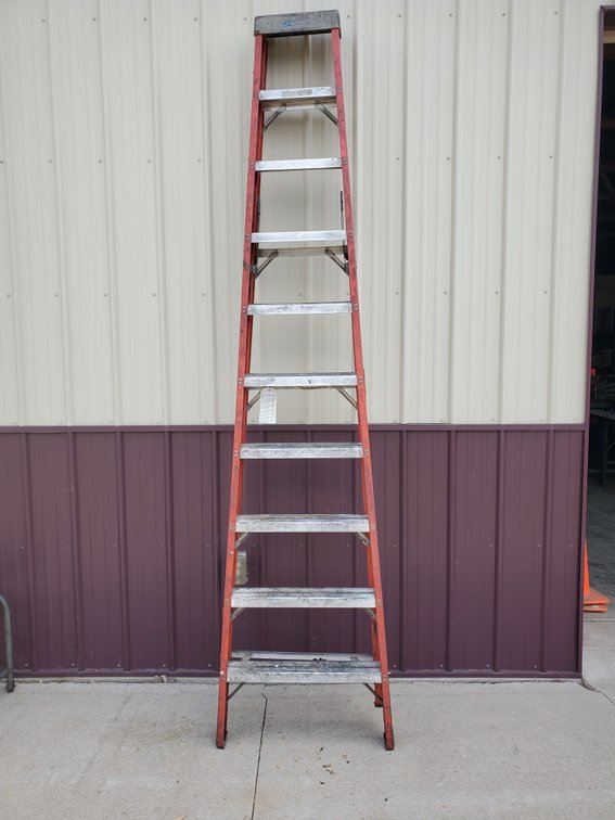 Lot 91: 10ft folding step ladder