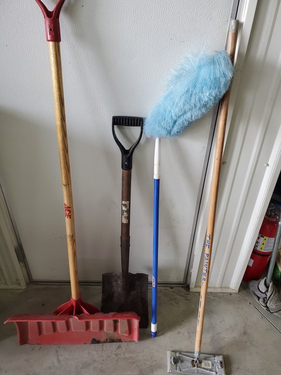 Lot 189: Yard tools, duster and pole sander