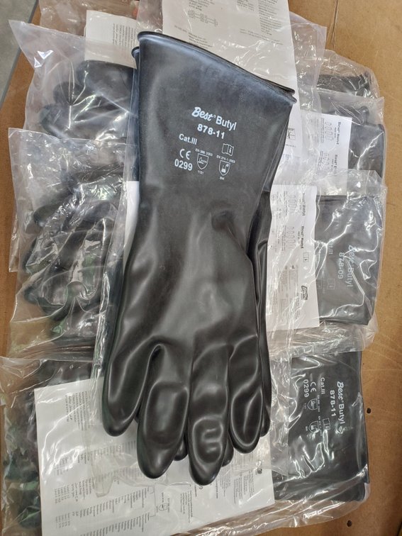Lot 170: 5 pairs of new rubber gloves