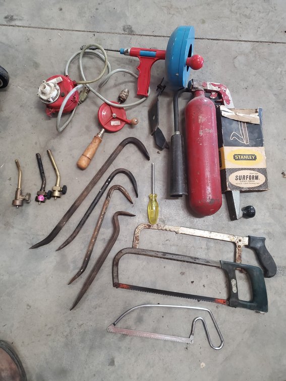 Lot 188: Handtools and other garage items
