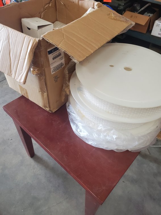 Lot 115: Emergency lights and packaging bubble wrap
