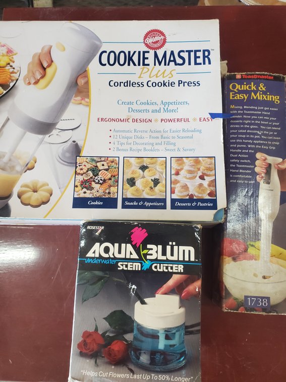 Lot 208: Kitchen items