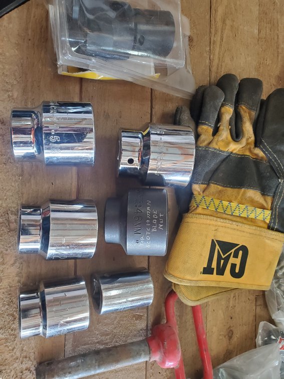 Lot 146: Big sockets and miscellaneous items
