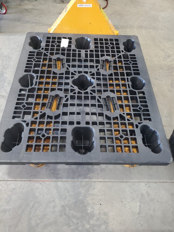 Lot 157: Plastic pallet