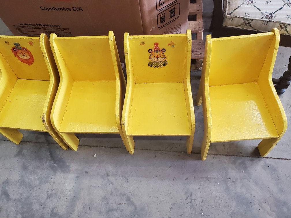 Lot 220: Kids chairs