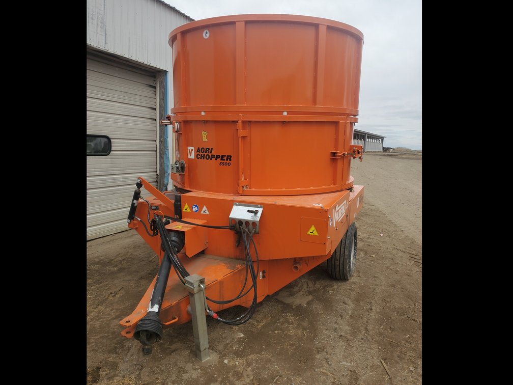 Lot 100: Valmetal agri 5500 bedding chopper