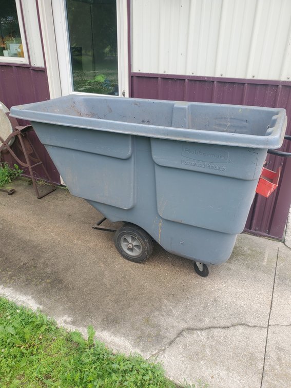 Lot 41: Rubbermaid poly cart