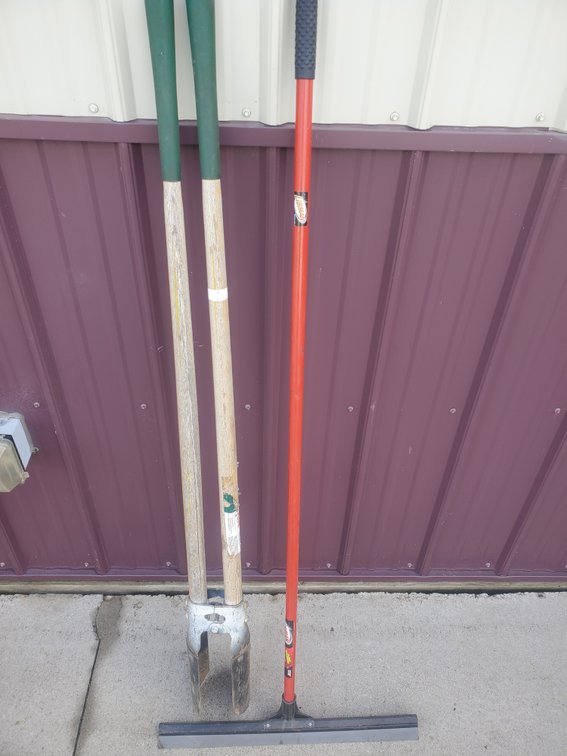 Lot 105: Post hole digger/squeegee