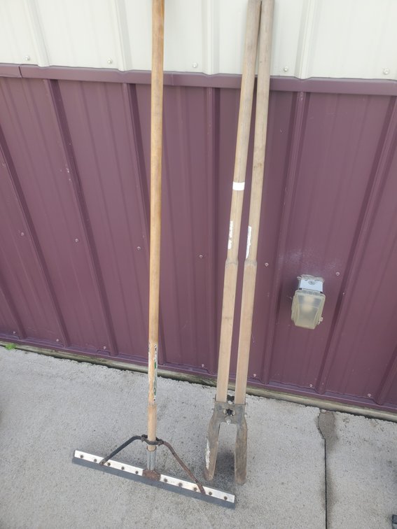 Lot 160: Post hole shovel/squeegee