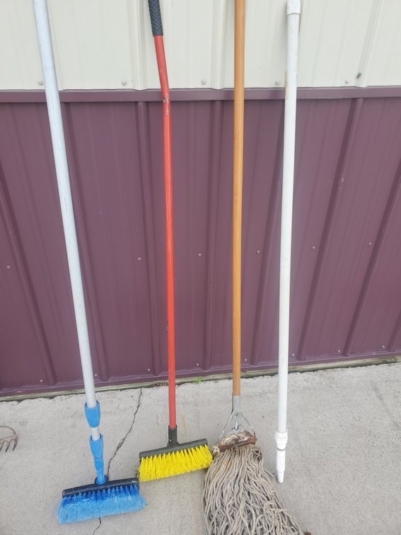 Lot 161: Wash brushes/mop/handles