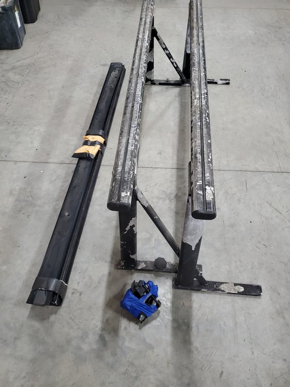 Lot 181: Adjustable aluminum ladder rack
