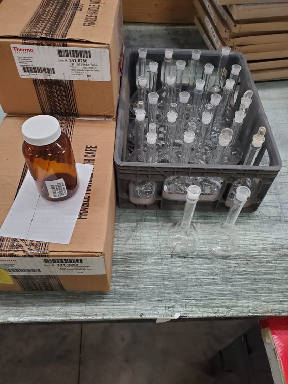 Lot 153: New glass jars and beakers