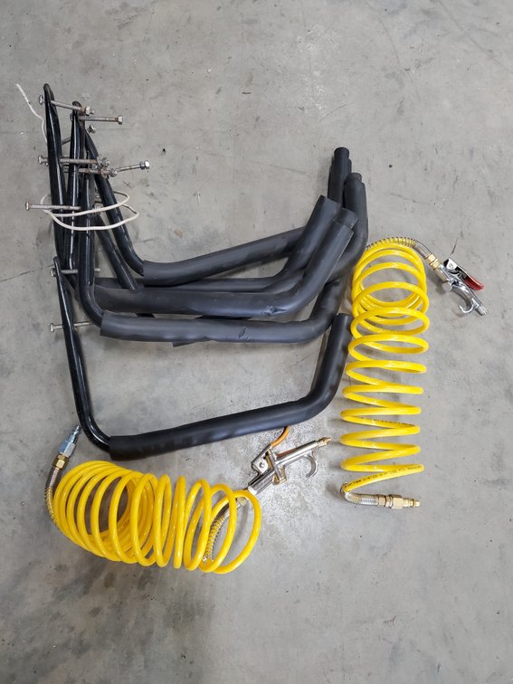 Lot 203: Air hoses with blow nozzles and hangers