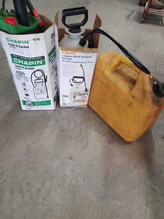 Lot 204: Hand sprayers and gas can
