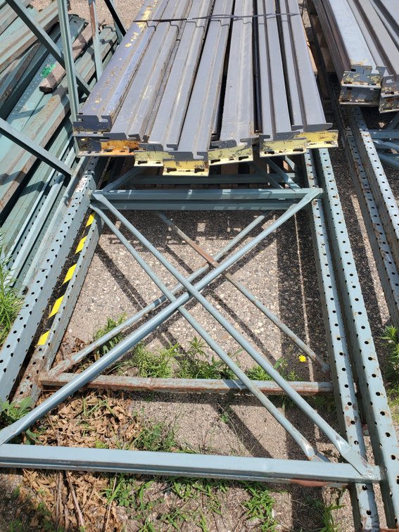 Lot 95: Speed rack pallet racking