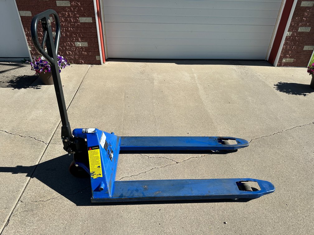 Lot 96: 3800# Manual Pallet Jack / Pallet Truck