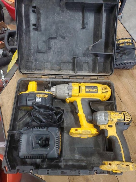 Lot 8: DeWalt 18V Cordless Impact Wrench and Impact Driver Set