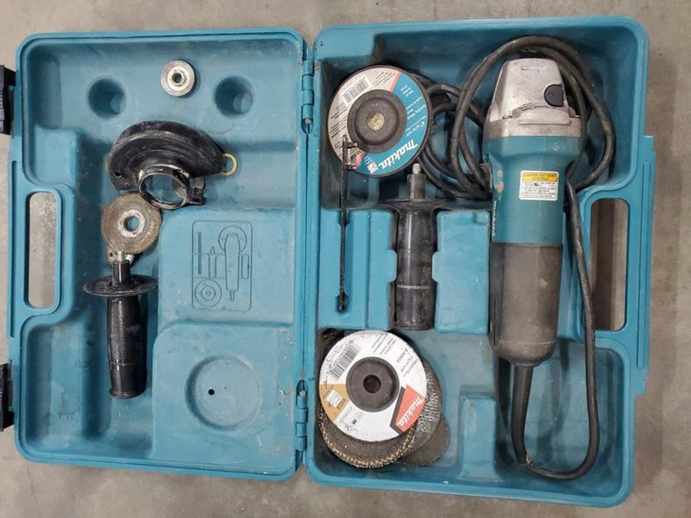 Lot 33: Makita 9553NB 4in Angle Grinder Kit
