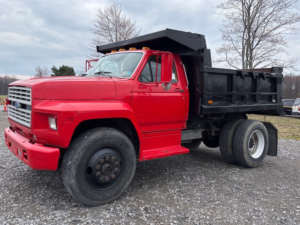 Lot 2: 1987 Ford F800 w/10ft dump body