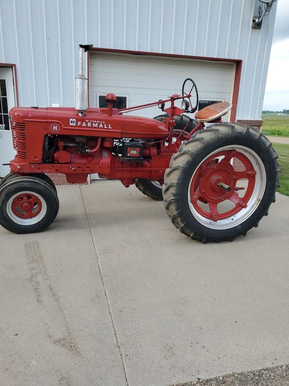 Lot 26: 1948 McCormick Farmall H Row Crop Tractor