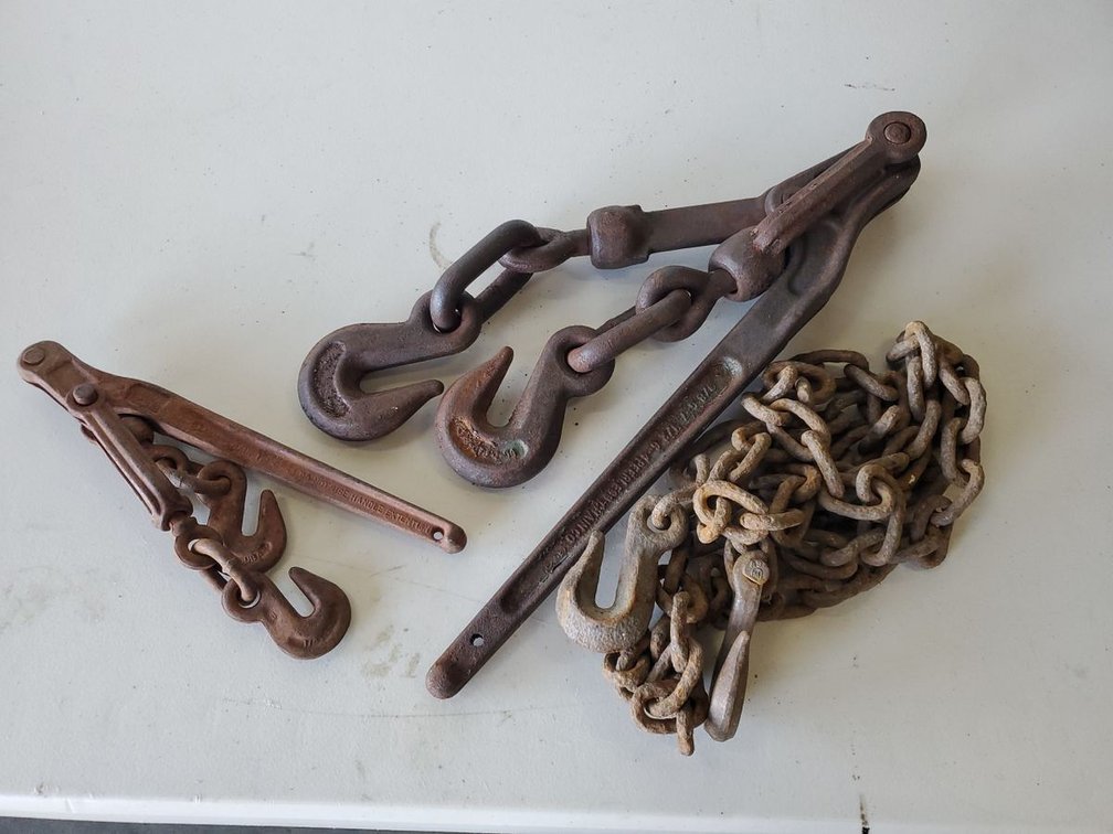 Lot 59: Heavy Duty Lever Load Binders & Tow Chain w/ Hooks