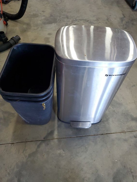 Lot 124: SONGMICS Stainless Step Trash Can with Extra Inner Bucket Used