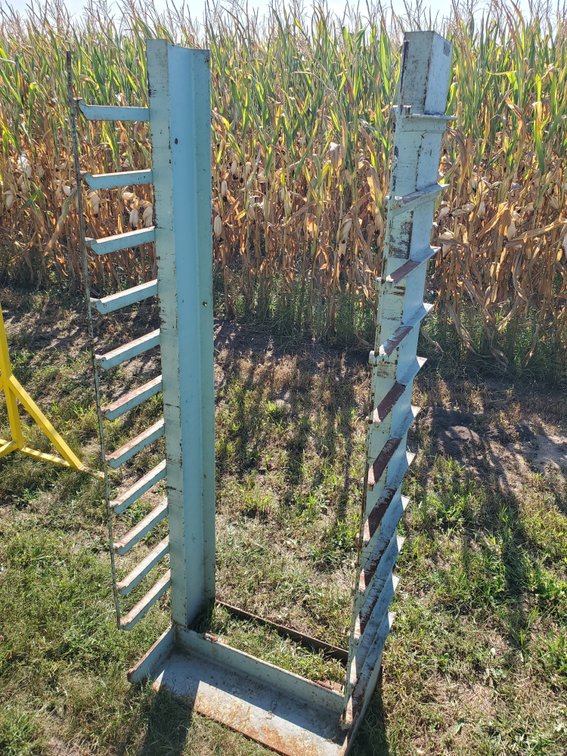 Lot 24: HD Narrow cantilever rack