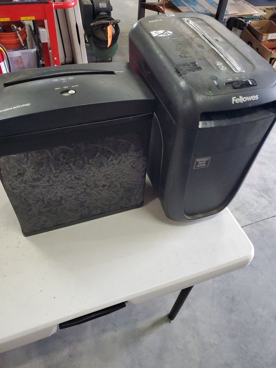 Lot 138: Fellowes 60C & IT Desktop Paper Shredders