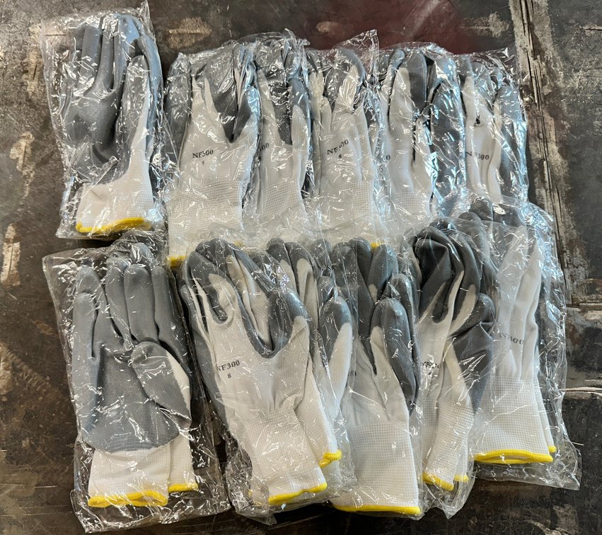 Lot 190: 12-Pack Medium Poly Coated Gloves
