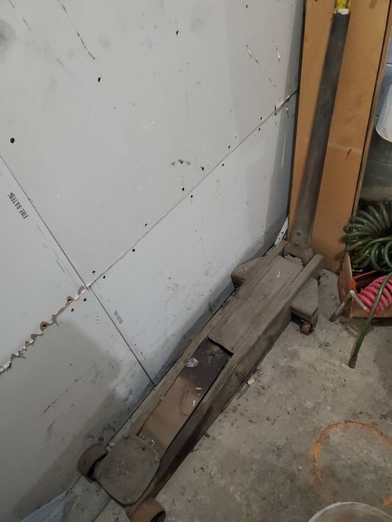 Lot 32: Walker Floor Jack