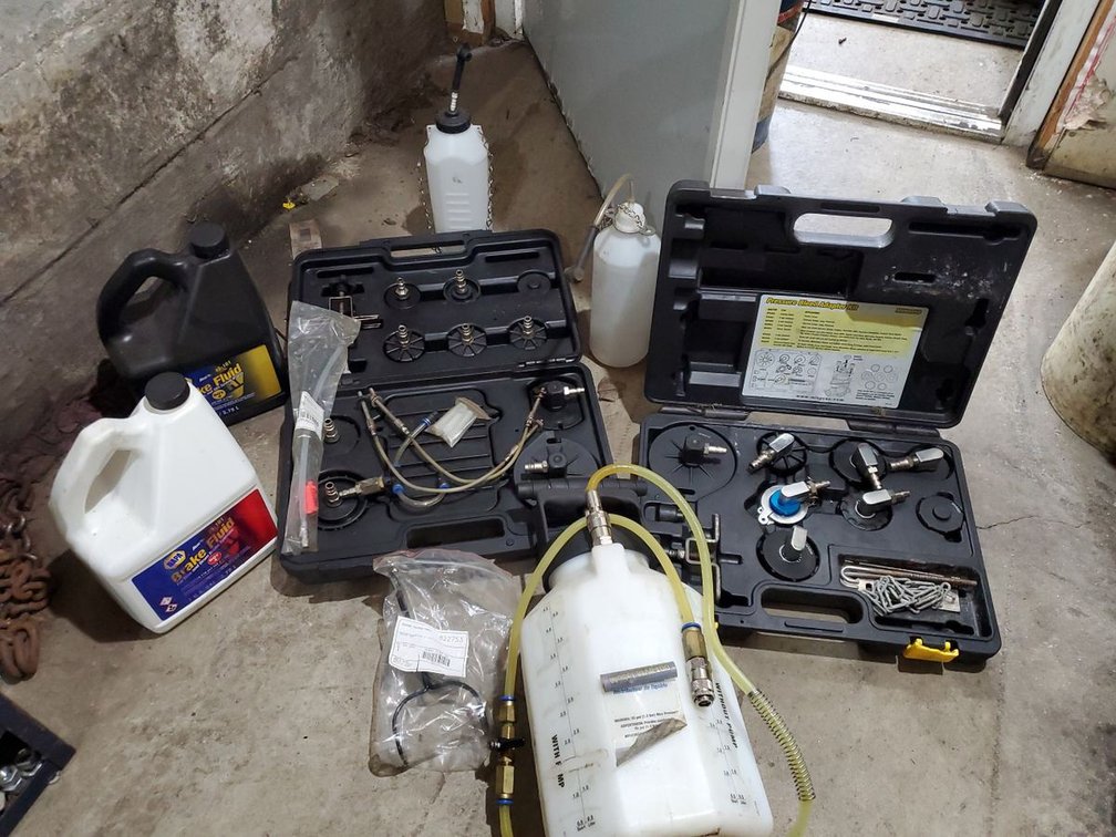 Lot 45: Mityvac Brake Bleeder Service Kit MV6400 MVA6850 w/ DOT 3 & 4 Fluid