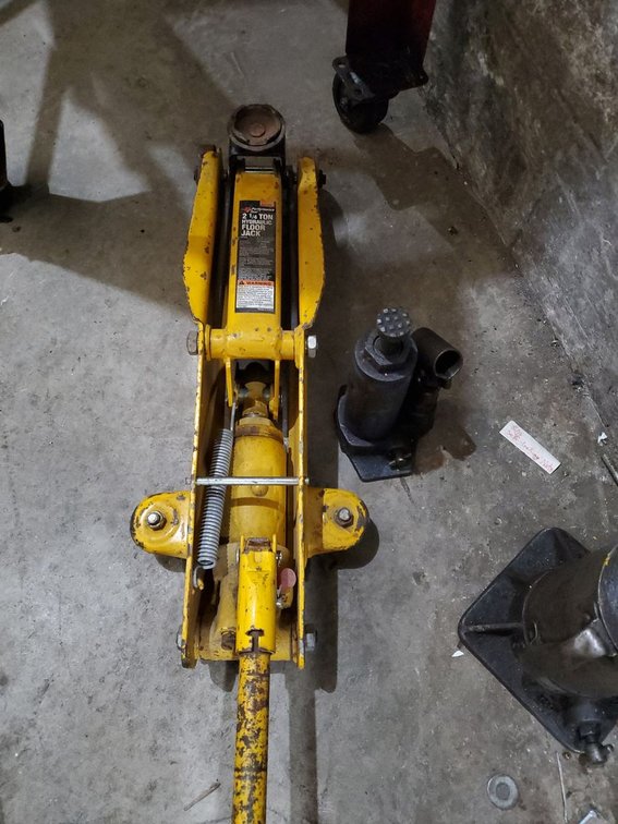 Lot 47: Hydraulic Jack Set 2 1/4 Ton Floor Jack with 2 Bottle Jacks Used