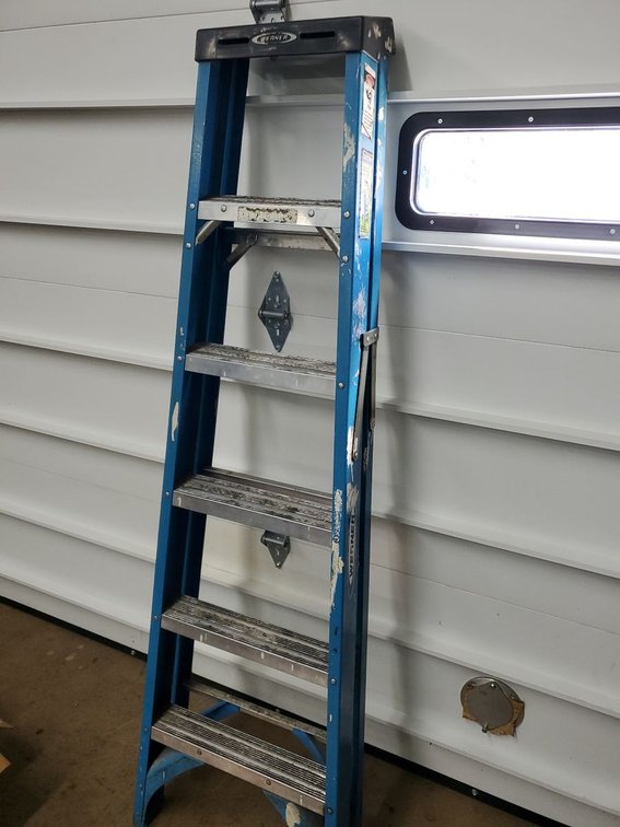 Lot 98: Werner FS106 6 Ft Fiberglass Step Ladder 250 lb Type I