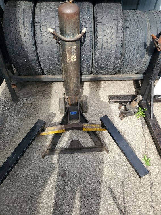 Lot 109F: Walker Air Lift Pneumatic Automotive Jack 3000 Lb Capacity Used