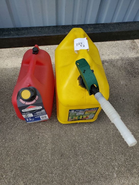Lot 112F: Gas Can Lot Briggs & Stratton 2.5 Gal Enviro-Flo Plus 5 Gal