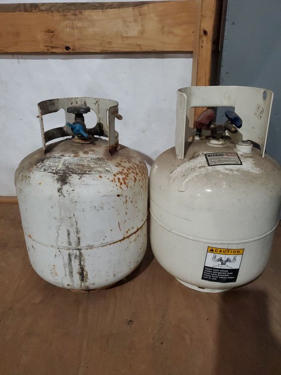 Lot 160L: Pair of Propane Gas Cylinders 20lb & Forklift Style Used Tanks