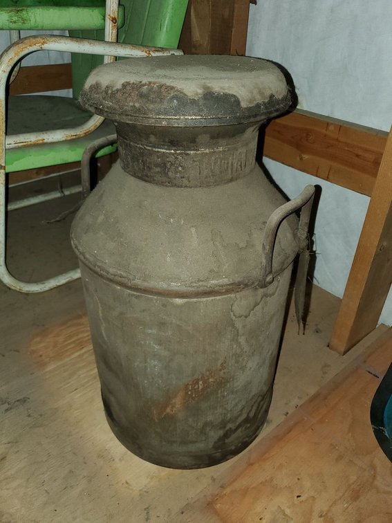 Lot 163L: Vintage Standard Oil Co Indiana 10 Gallon Metal Milk Can w/ Lid