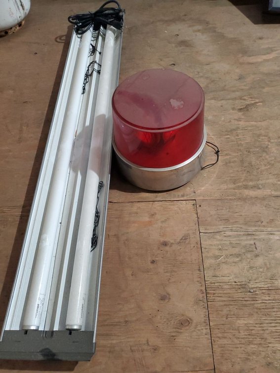 Lot 175L: Lot of Industrial Work Light & Red Emergency Beacon Light Tested/Untested
