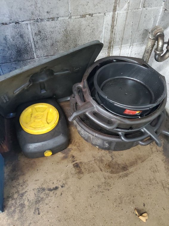 Lot 179: All oil pans
