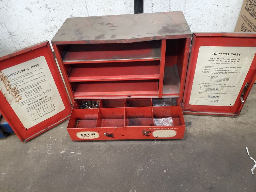 Lot 190: Vintage cabinet with contents