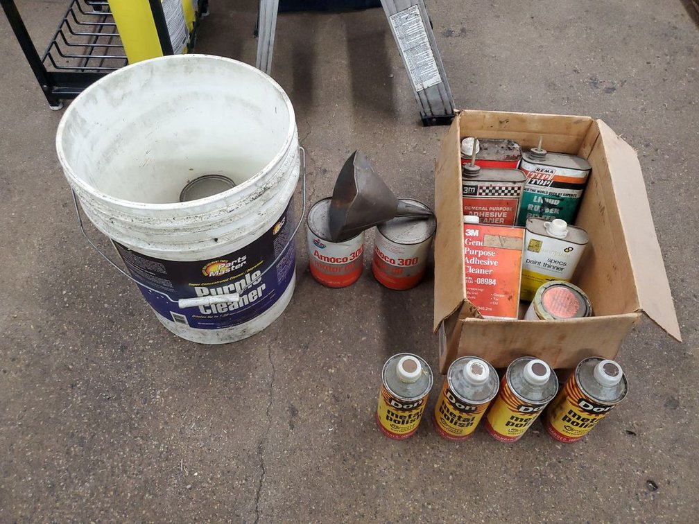 Lot 66A: Amoco 300 Motor Oil Quart Can Lot Vintage Metal Cans With Oil Inside