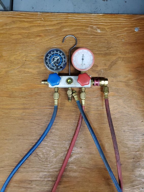 Lot 228: R134a A/C Manifold Gauge Set w/ Hoses Used Cracked Gauge Lens
