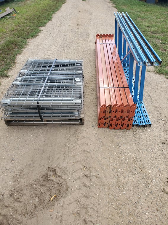Lot 117: 2 sections of pallet racking